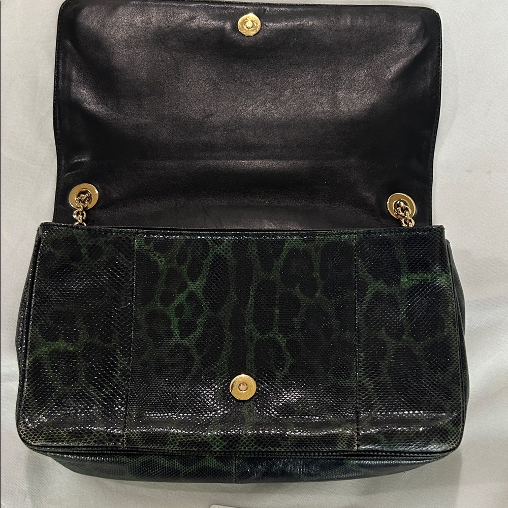 Dolce & Gabbana
Model Name: Pochette Karung Leo
Color Verdone - Picture 2 of 12